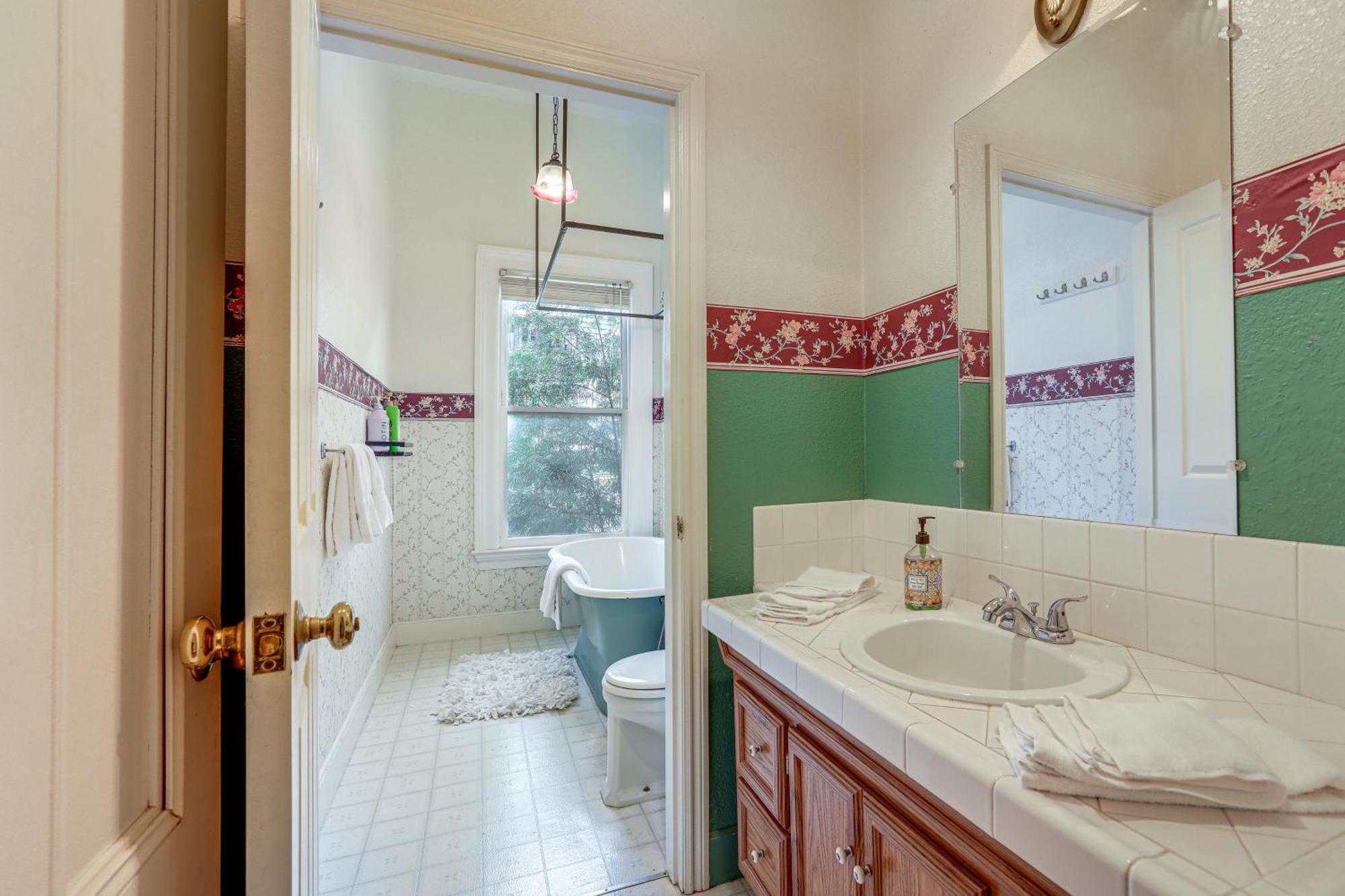 Eclectic About Half Mi To Downtown! Holiday home Sacramento