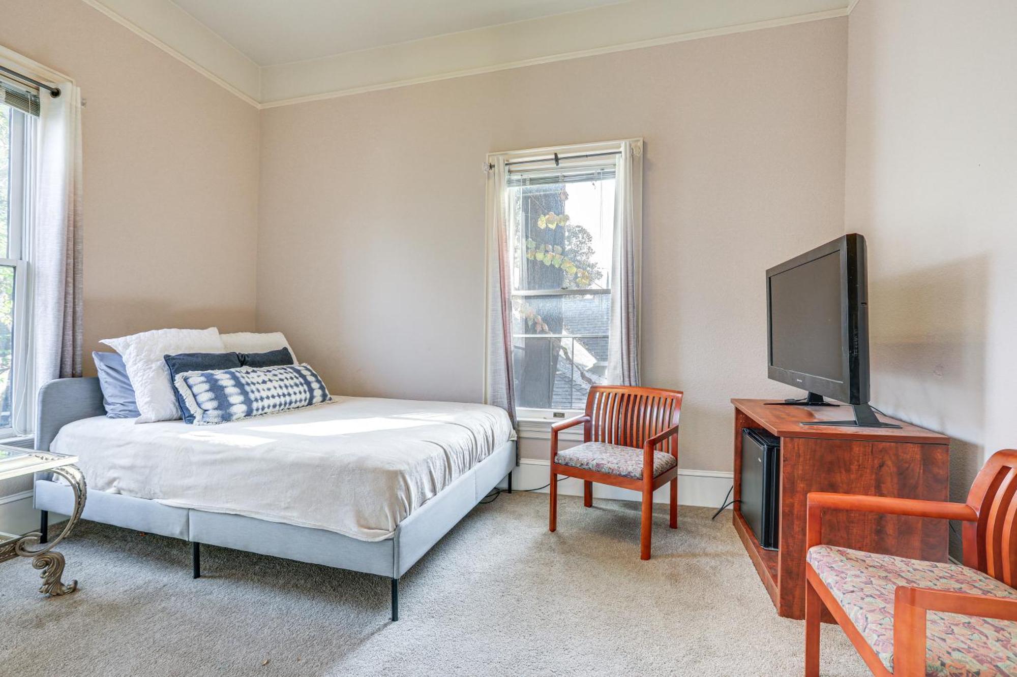 Eclectic About Half Mi To Downtown! Holiday home