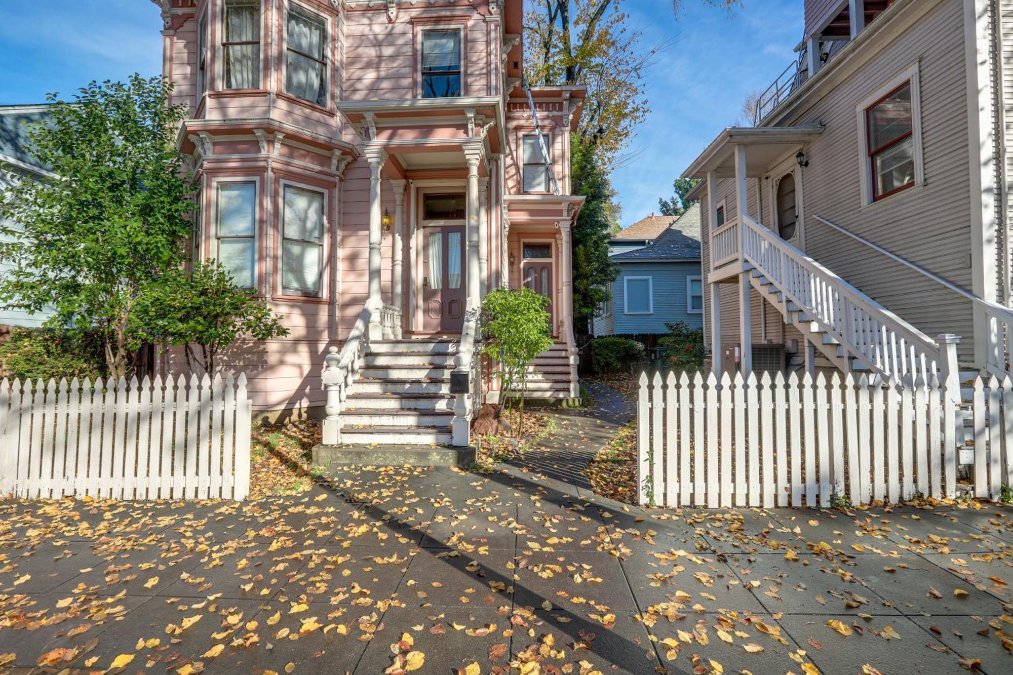 Eclectic About Half Mi To Downtown! *